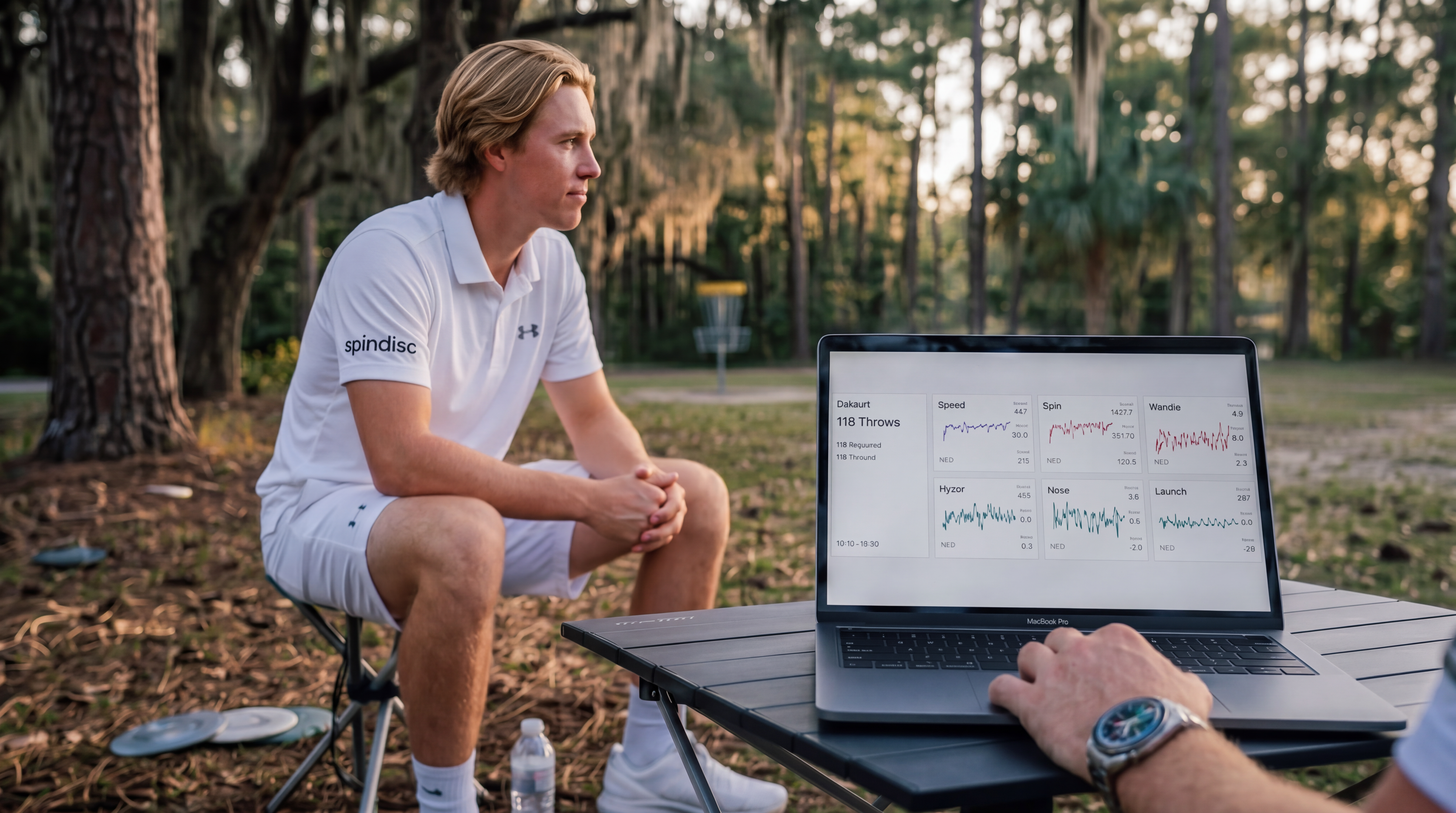 Spiller analyserer kastdata på laptop ute på banen